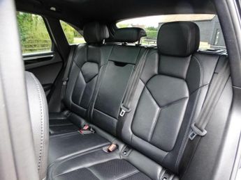 Porsche Macan 3.0 TD V6 S SUV 5dr Diesel PDK 4WD Euro 6 (s/s) (258 ps)
