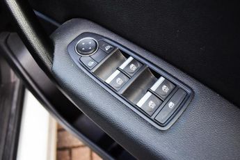 Renault Captur 1.6 E-TECH techno SUV 5dr Petrol Hybrid Auto Euro 6 (s/s) (145 p