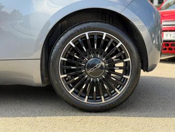 Fiat 500e 42kWh La Prima Hatchback 3dr Electric Auto (118 ps)