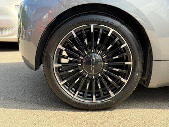 Fiat 500e 42kWh La Prima Hatchback 3dr Electric Auto (118 ps)