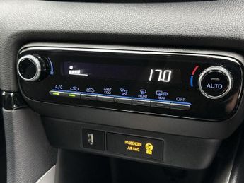 Toyota YARIS 1.5 Hybrid Design 5dr CVT