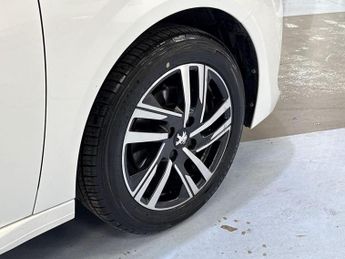 Peugeot 208 1.2 PureTech 100 Active Premium + 5dr EAT8