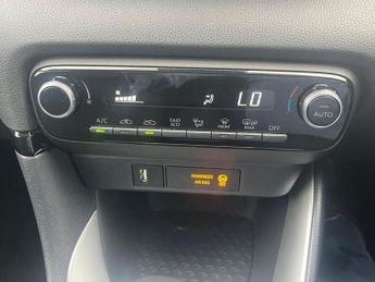 Toyota Yaris 1.5 VVT-h Design E-CVT Euro 6 (s/s) 5dr