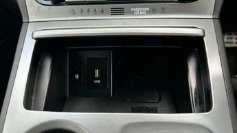 Hyundai KONA 64kWh Premium SUV 5dr Electric Auto (10.5kW Charger) (204 ps)