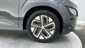 Hyundai KONA 64kWh Premium SUV 5dr Electric Auto (10.5kW Charger) (204 ps)