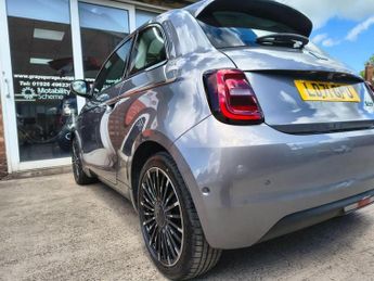 Fiat 500e 42kWh La Prima Hatchback 3dr Electric Auto (118 ps)