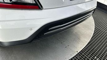 Hyundai KONA 64kWh Premium SUV 5dr Electric Auto (10.5kW Charger) (204 ps)