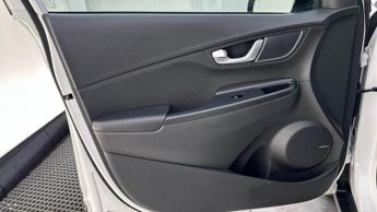 Hyundai KONA 64kWh Premium SUV 5dr Electric Auto (10.5kW Charger) (204 ps)