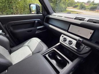 Land Rover Defender 110 3.0 D250 MHEV SE Hard Top SUV Auto 4WD MWB Euro 6 (s/s) 5dr