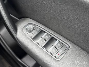 Renault Captur 1.6 E-TECH S Edition SUV 5dr Petrol Hybrid Auto Euro 6 (s/s) (14