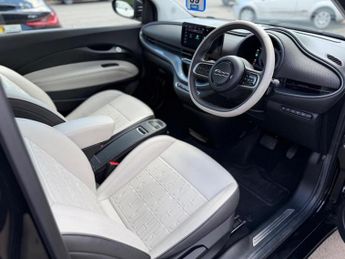 Fiat 500e 42kWh La Prima Hatchback 3dr Electric Auto (118 ps)