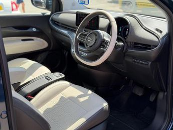 Fiat 500e 42kWh La Prima Hatchback 3dr Electric Auto (118 ps)