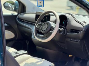 Fiat 500e 42kWh La Prima Hatchback 3dr Electric Auto (118 ps)