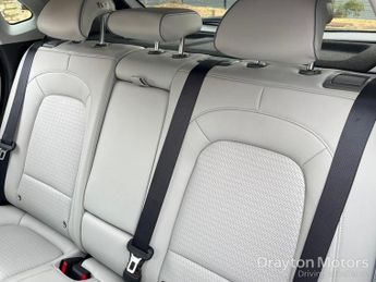 Hyundai KONA 64kWh Premium SE SUV 5dr Electric Auto (7kW Charger) (204 ps)