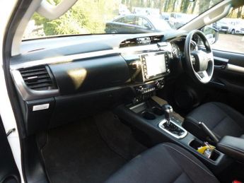TOYOTA HILUX 2.4 D-4D Invincible Auto 4WD Euro 6 (s/s) 4dr