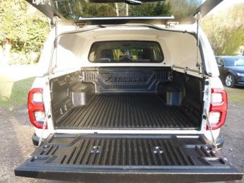 TOYOTA HILUX 2.4 D-4D Invincible Auto 4WD Euro 6 (s/s) 4dr
