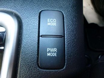 TOYOTA HILUX 2.4 D-4D Invincible Auto 4WD Euro 6 (s/s) 4dr