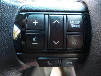 TOYOTA HILUX 2.4 D-4D Invincible Auto 4WD Euro 6 (s/s) 4dr