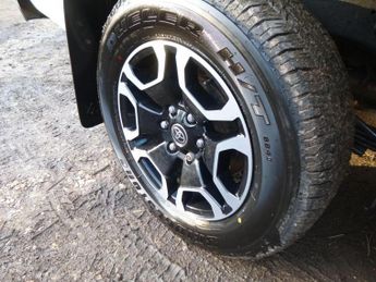 TOYOTA HILUX 2.4 D-4D Invincible Auto 4WD Euro 6 (s/s) 4dr