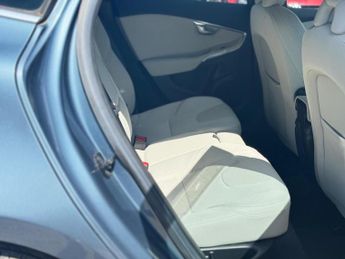 VOLVO V40 1.6 T4 SE Hatchback 5dr Petrol Powershift Euro 5 (s/s) (180 ps)