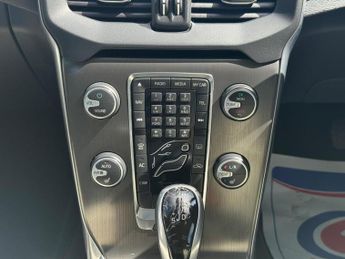 VOLVO V40 1.6 T4 SE Hatchback 5dr Petrol Powershift Euro 5 (s/s) (180 ps)