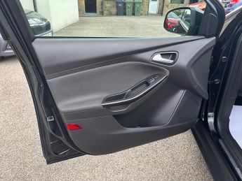 FORD FOCUS 1.6 Titanium