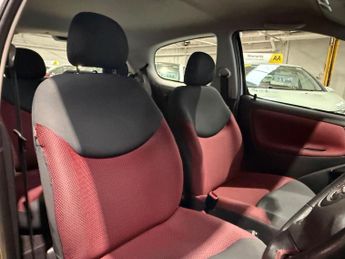 TOYOTA YARIS 1.0 VVT-i Colour Collection