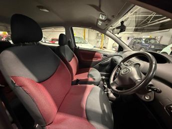 TOYOTA YARIS 1.0 VVT-i Colour Collection