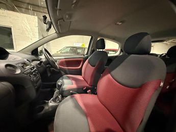 TOYOTA YARIS 1.0 VVT-i Colour Collection