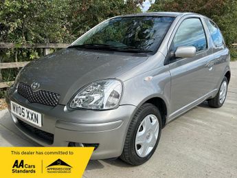 TOYOTA YARIS 1.0 VVT-i Colour Collection