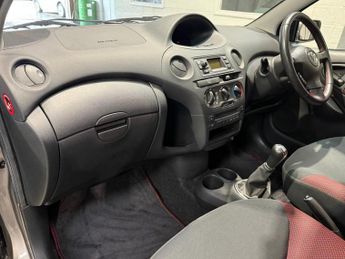 TOYOTA YARIS 1.0 VVT-i Colour Collection