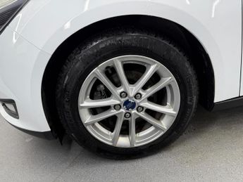 FORD FOCUS 1.6 Zetec Powershift Euro 6 5dr