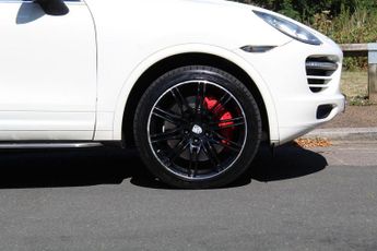 PORSCHE CAYENNE 4.8 T V8