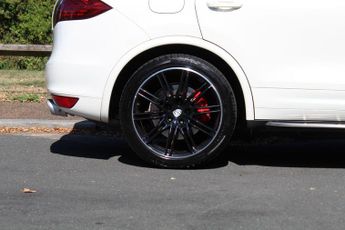 PORSCHE CAYENNE 4.8 T V8