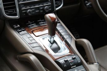 PORSCHE CAYENNE 4.8 T V8