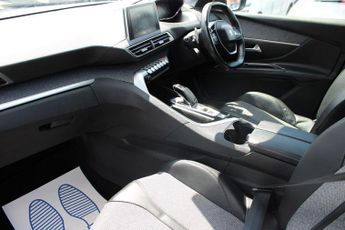 PEUGEOT 5008 1.2 PureTech Allure