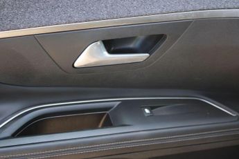 PEUGEOT 5008 1.2 PureTech Allure
