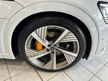 AUDI E-TRON 55 Vorsprung