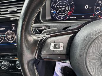 VOLKSWAGEN GOLF 2.0 TSI BlueMotion Tech R
