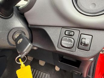 TOYOTA YARIS 1.33 Dual VVT-i Sport Euro 5 5dr Euro 5