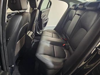 JAGUAR XE 2.0d Portfolio Auto AWD Euro 6 (s/s) 4dr