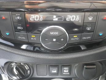 NISSAN NAVARA 2.3 dCi Tekna Auto Pick-Up