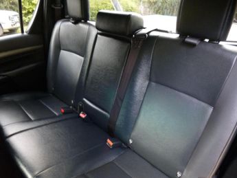 TOYOTA HILUX 2.8 D-4D Invincible X Auto 4WD Euro 6 (s/s) 4dr