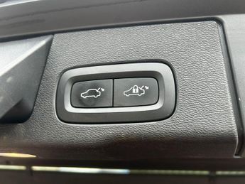 VOLVO XC60 2.0 R-Design T8 Twin Engine