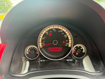 VOLKSWAGEN UP 1.0 BlueMotion Tech High up!