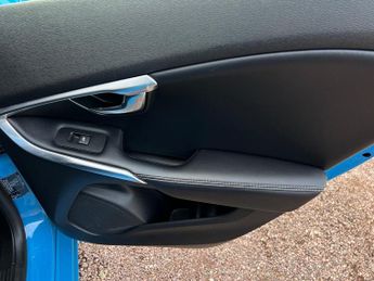 VOLVO V40 2.0 R-Design D4
