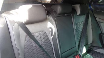 VOLKSWAGEN GOLF 1.5 eTSI MHEV R-Line