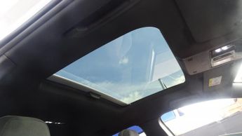 VOLKSWAGEN GOLF 1.5 eTSI MHEV R-LINE