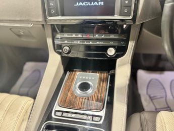 JAGUAR F-PACE 2.0 D180 Portfolio