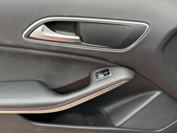 MERCEDES-BENZ GLA CLASS 2.1 GLA220d AMG Line (Premium Plus) 7G-DCT 4MATIC Euro 6 (s/s) 5